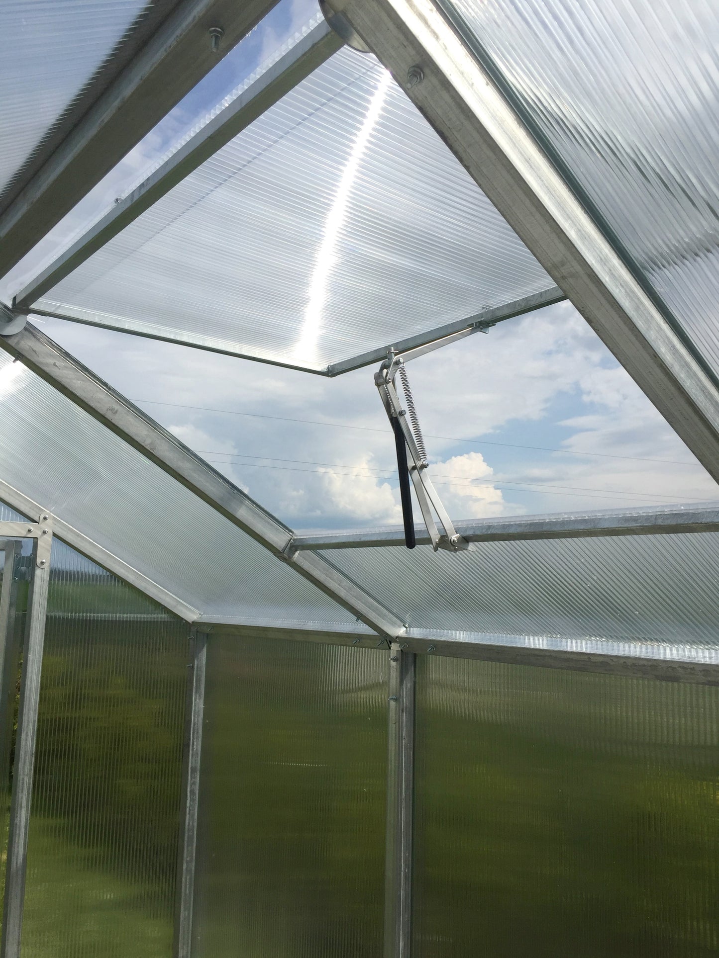 Kattoikkuna automaattiavaajalla (Levi)