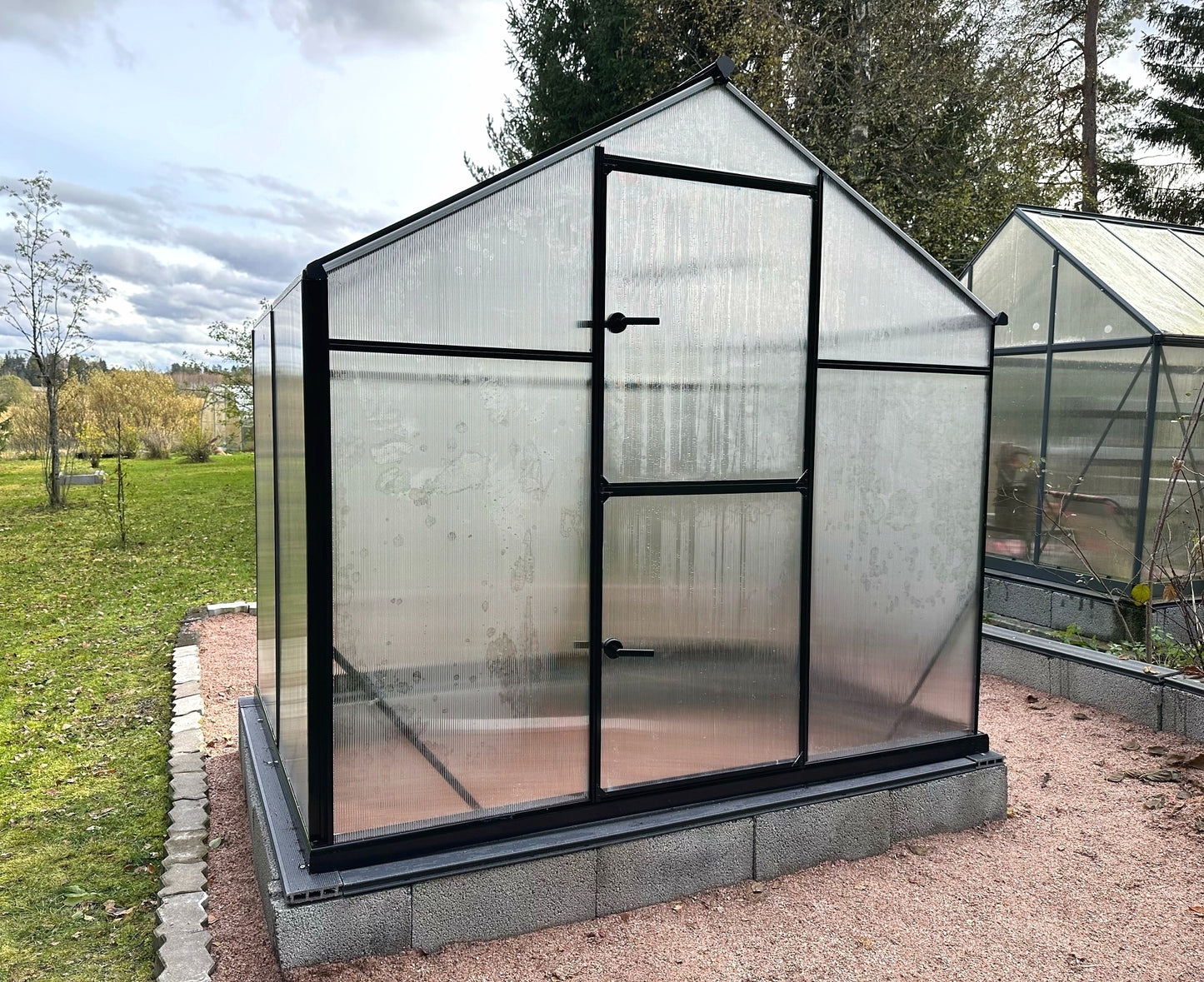 Kasvihuone Sanus L-3 MUSTA- 3,3 m² 6 mm kennolevy